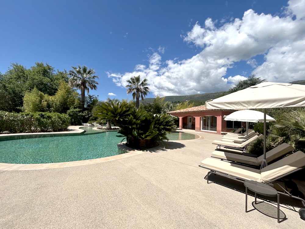 https://www.respelido.com/wp-content/uploads/2016/09/residence-de-vacances-pres-de-nice-carros-respelido-la-piscine_15.jpg