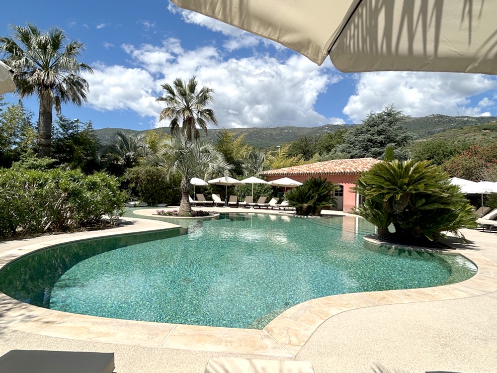 https://www.respelido.com/wp-content/uploads/2016/09/residence-de-vacances-pres-de-nice-carros-respelido-la-piscine_6.jpg