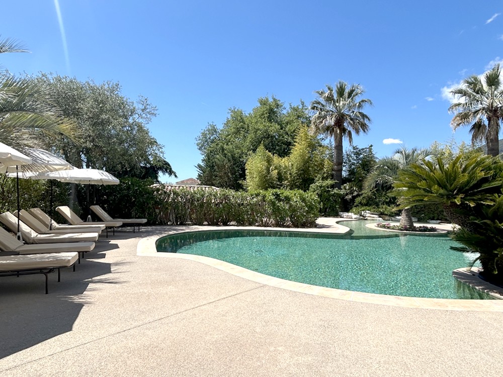 https://www.respelido.com/wp-content/uploads/2016/09/residence-de-vacances-pres-de-nice-carros-respelido-la-piscine_8.jpg