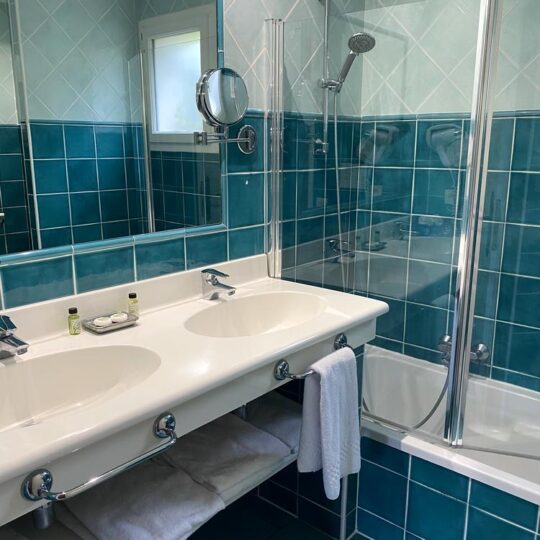 https://www.respelido.com/wp-content/uploads/2024/06/salle-de-bains-bathroom-103-540x540.jpg
