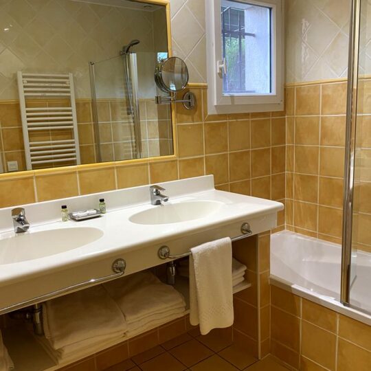 https://www.respelido.com/wp-content/uploads/2024/06/salle-de-bains-bathroom-202-540x540.jpg