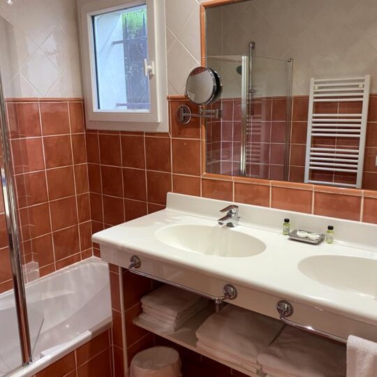 https://www.respelido.com/wp-content/uploads/2024/06/salle-de-bains-bathroom-204-540x540.jpg