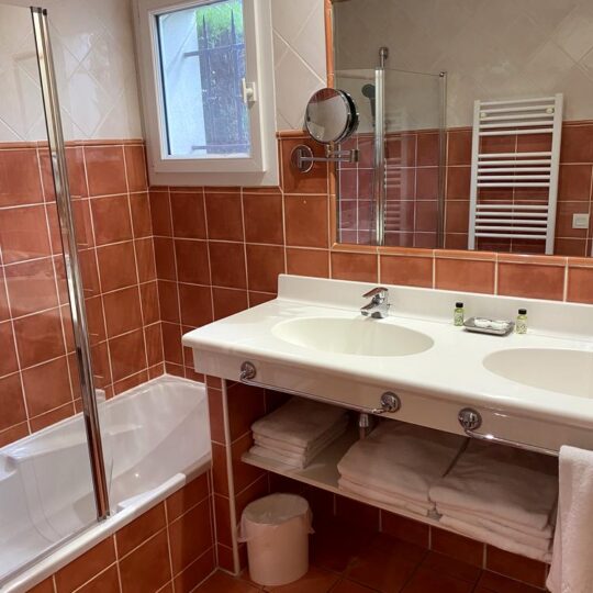 https://www.respelido.com/wp-content/uploads/2024/06/salle-de-bains-bathroom-303-540x540.jpg