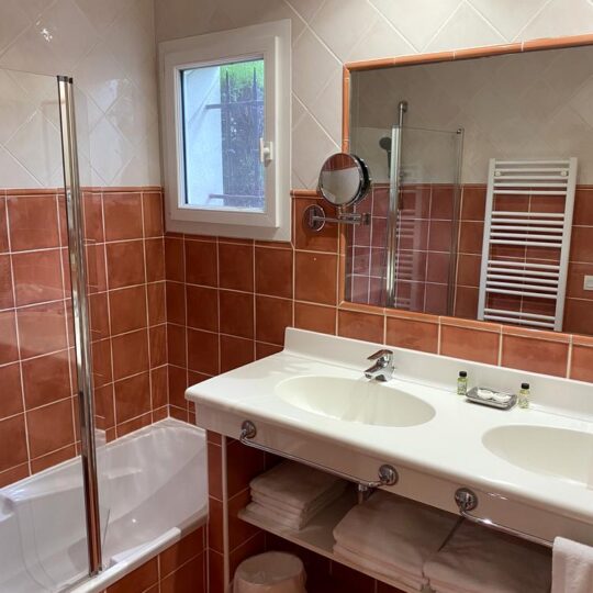 https://www.respelido.com/wp-content/uploads/2024/06/salle-de-bains-rouge-red-bathroom-103-540x540.jpg
